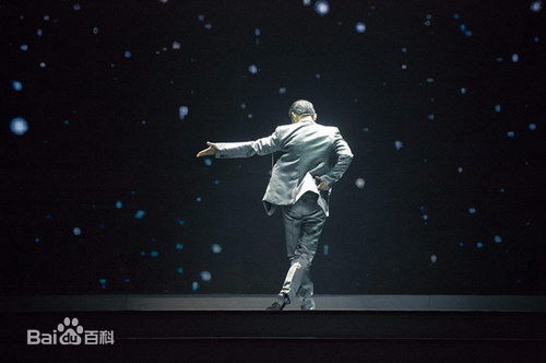 最新周立波(Zhou Libo)在2016年演出《唱时代的歌·说自己的笑话》中的图集