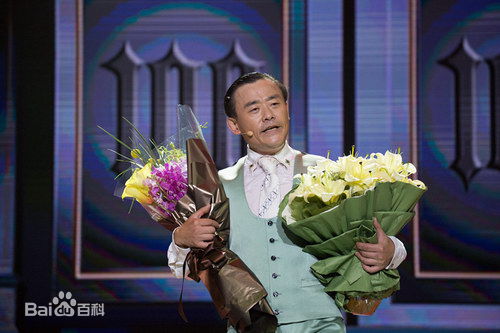 最新周立波(Zhou Libo)在2016年演出《唱时代的歌·说自己的笑话》中的图集