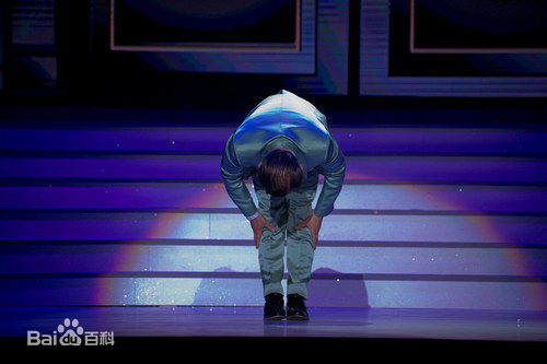 最新周立波(Zhou Libo)在2016年演出《唱时代的歌·说自己的笑话》中的图集