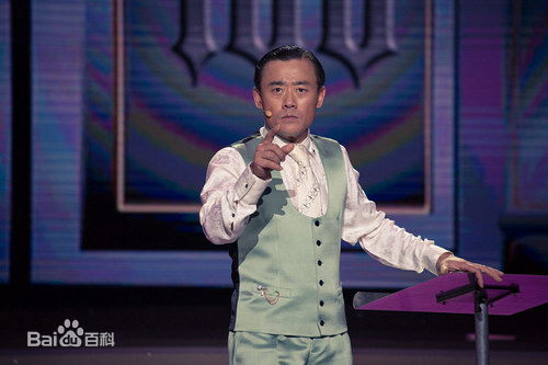 最新周立波(Zhou Libo)在2016年演出《唱时代的歌·说自己的笑话》中的图集