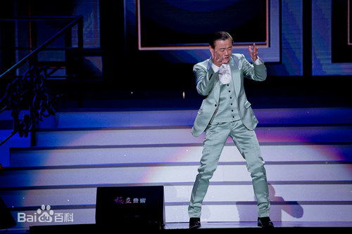 最新周立波(Zhou Libo)在2016年演出《唱时代的歌·说自己的笑话》中的图集