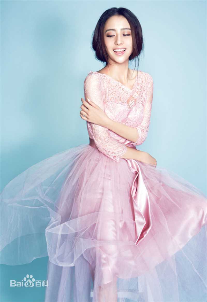 佟丽娅(Tong Liya、 Liliya)粉裙生活照