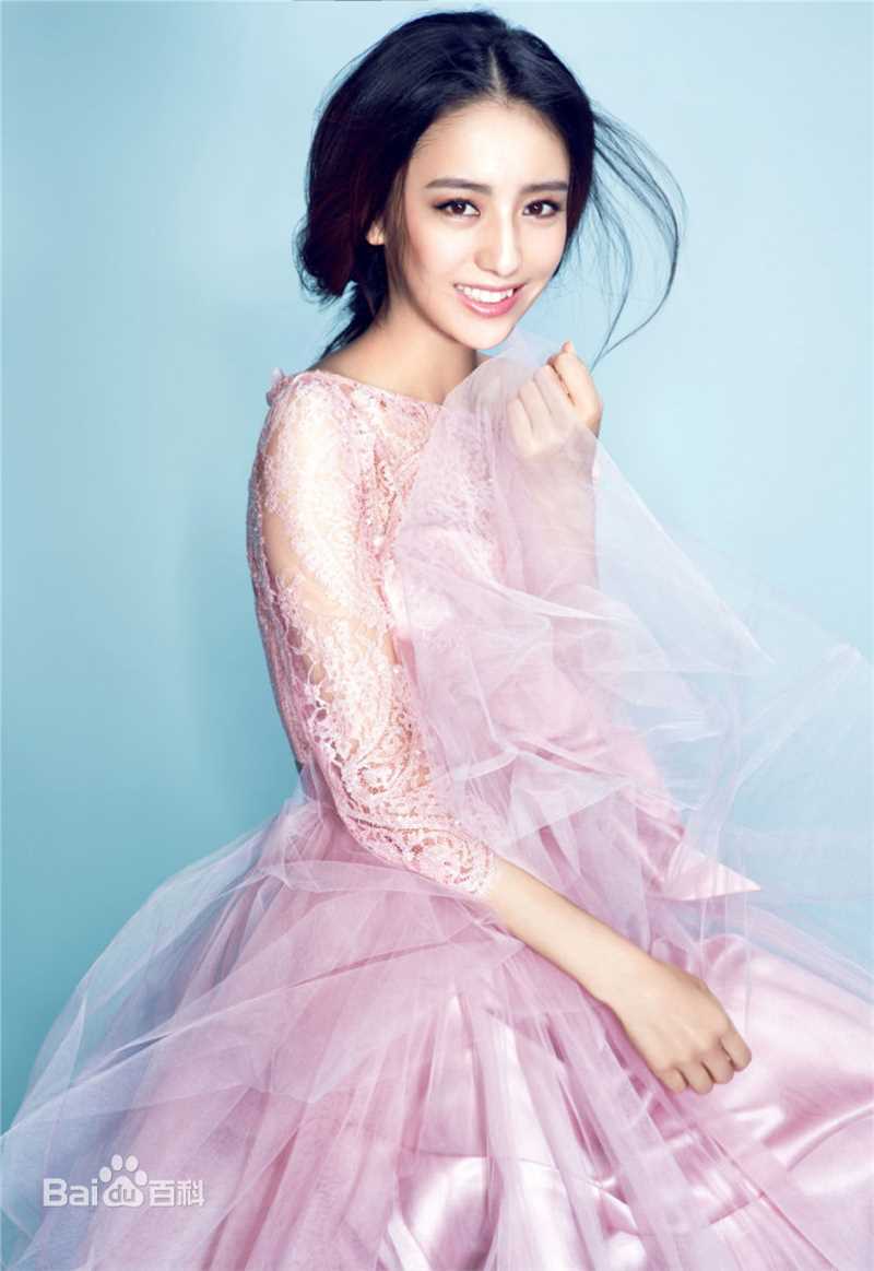 佟丽娅(Tong Liya、 Liliya)粉裙生活照