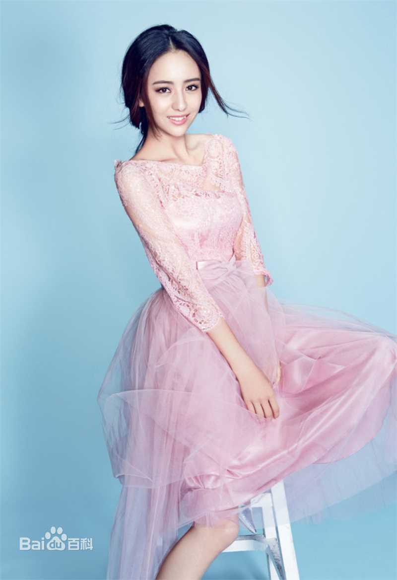 佟丽娅(Tong Liya、 Liliya)粉裙生活照