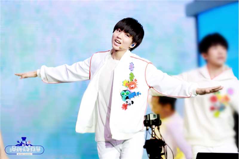 王俊凯(Karry)两周年粉丝见面会性感图片图集