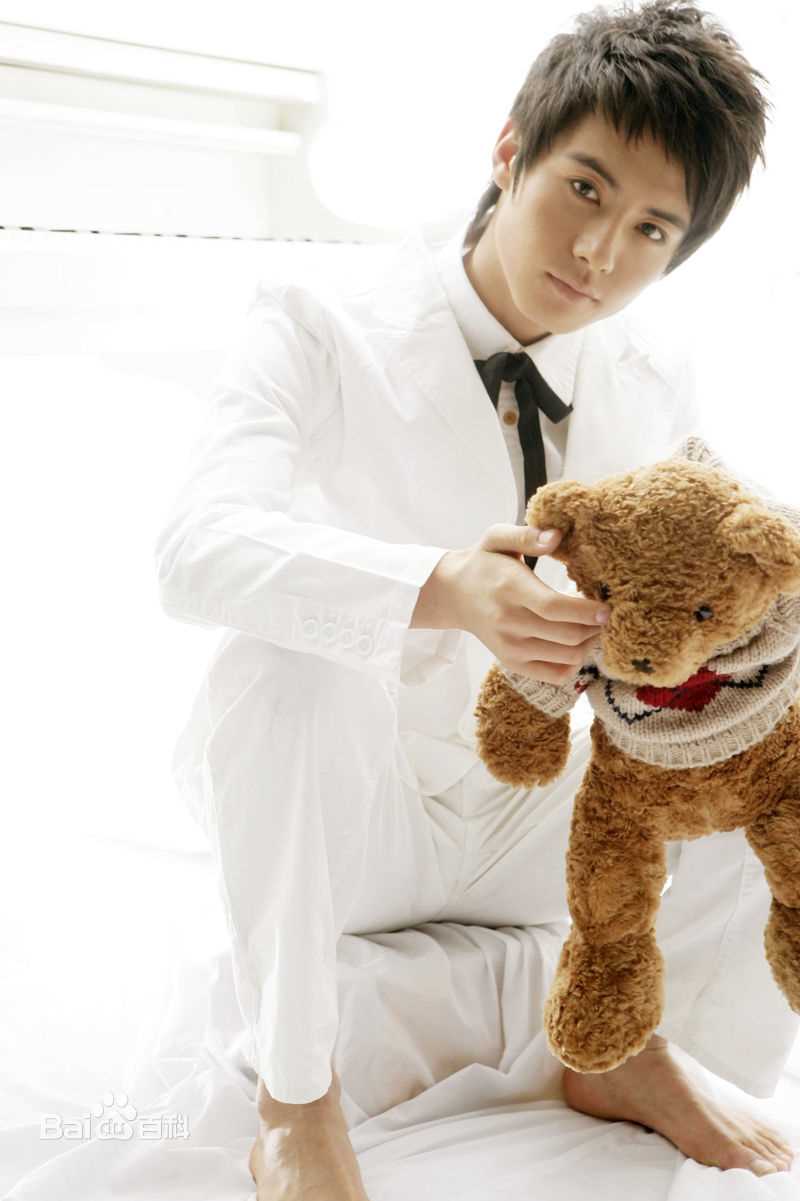 最新马天宇(Ray Ma)在专辑《宇光十色》中的壁纸