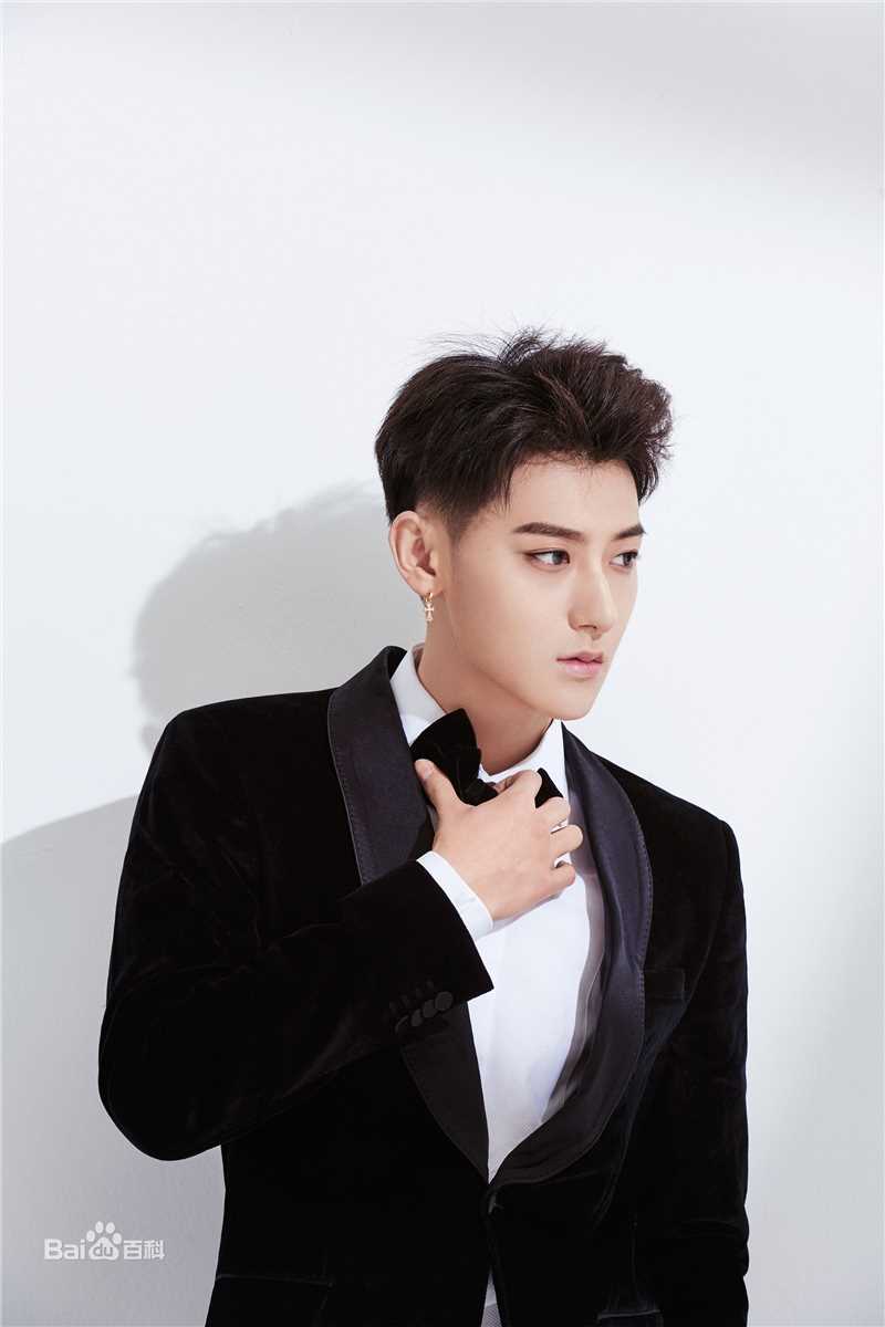 黄子韬(Z.TAO、 、タオ)官方图片前后照片