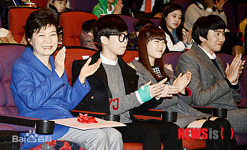 李光洙(Lee Kwang Soo,)和朴槿惠一同出席文化日宣传活动前后照片