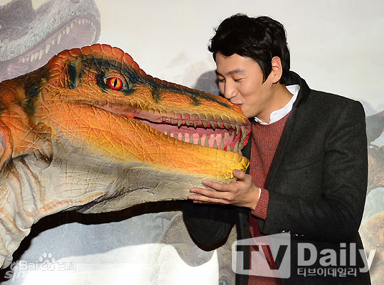最全李光洙(Lee Kwang Soo,)在亮相《恐龙》试映会中的相册