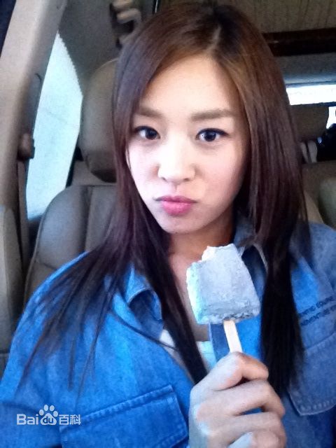 张申英(/Jang Shin yeong)生活照性感图片壁纸