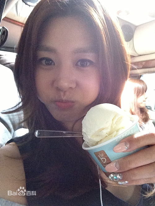 张申英(/Jang Shin yeong)生活照性感图片壁纸