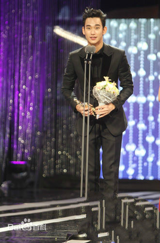 金秀贤(Kim Soo Hyun、キム スヒョン)MBC演技大赏(2012)前后照片