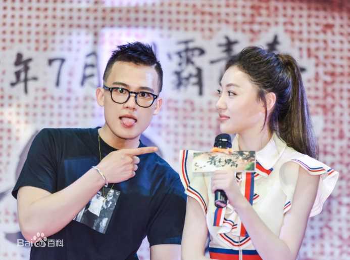 夏恩参加活动壁纸壁纸