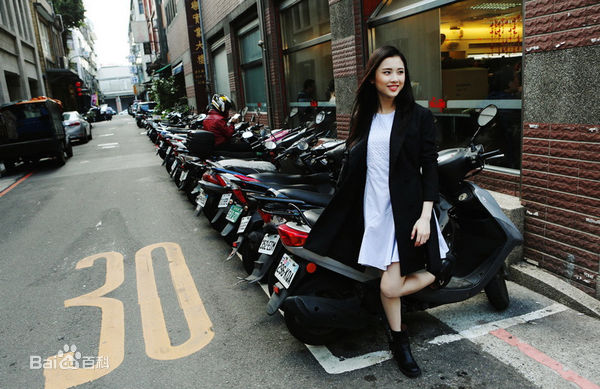 张慧雯(Zhang Huiwen)活力街拍壁纸壁纸