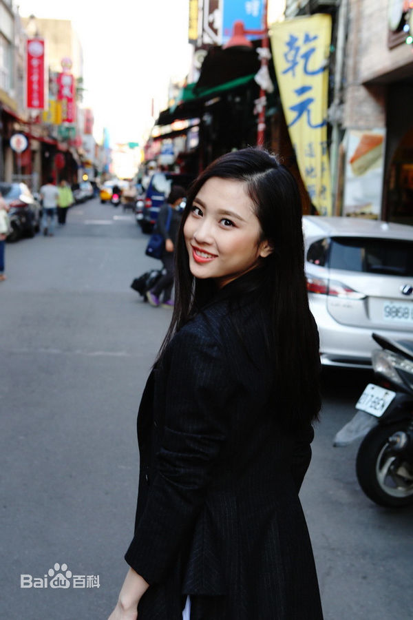 张慧雯(Zhang Huiwen)活力街拍壁纸壁纸