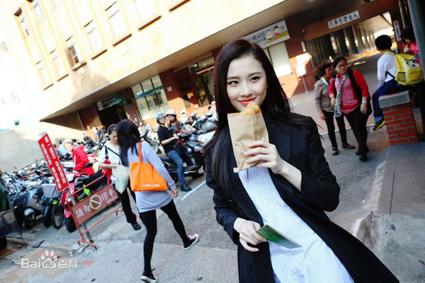 张慧雯(Zhang Huiwen)活力街拍壁纸壁纸