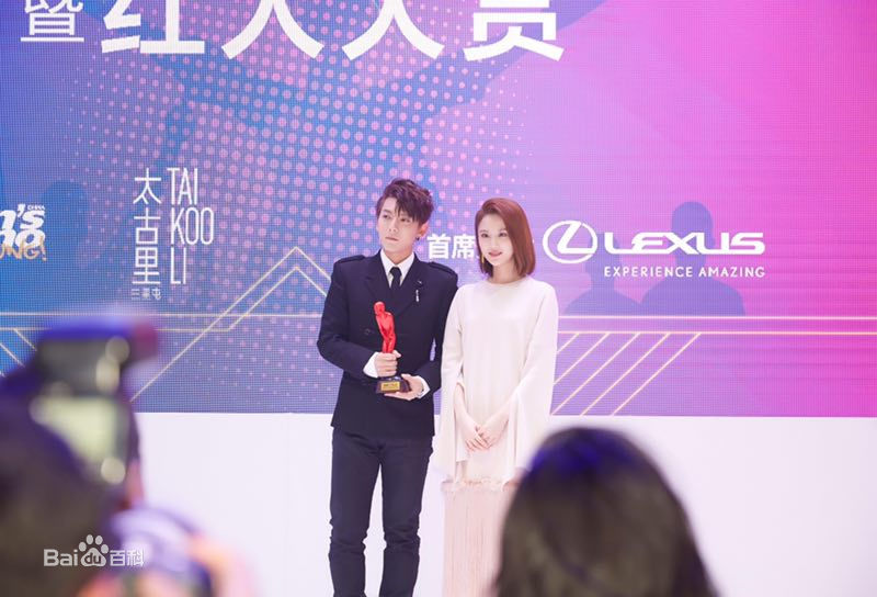 张慧雯(Zhang Huiwen)Men's Uno Young周年派对壁纸壁纸