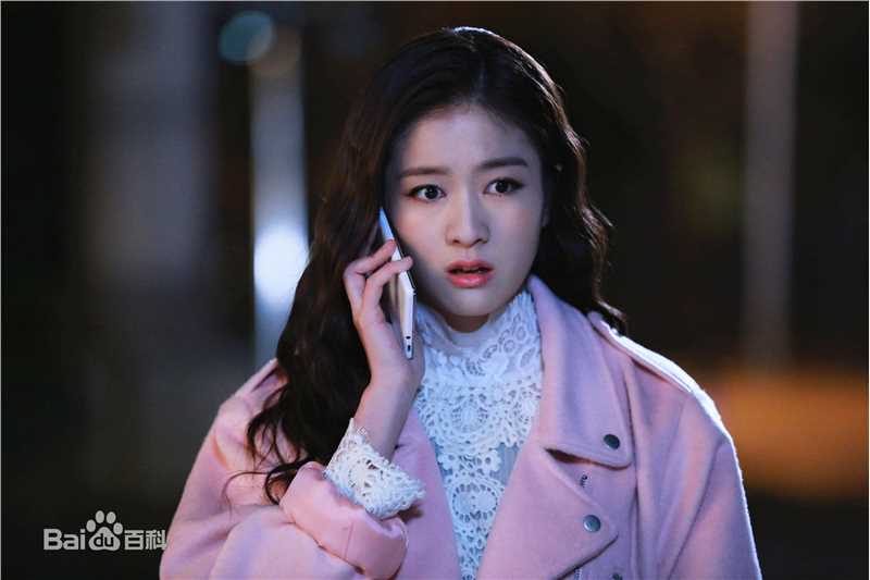 最新张雪迎(Sophie)在《十五年等待候鸟》韩以晨中的壁纸