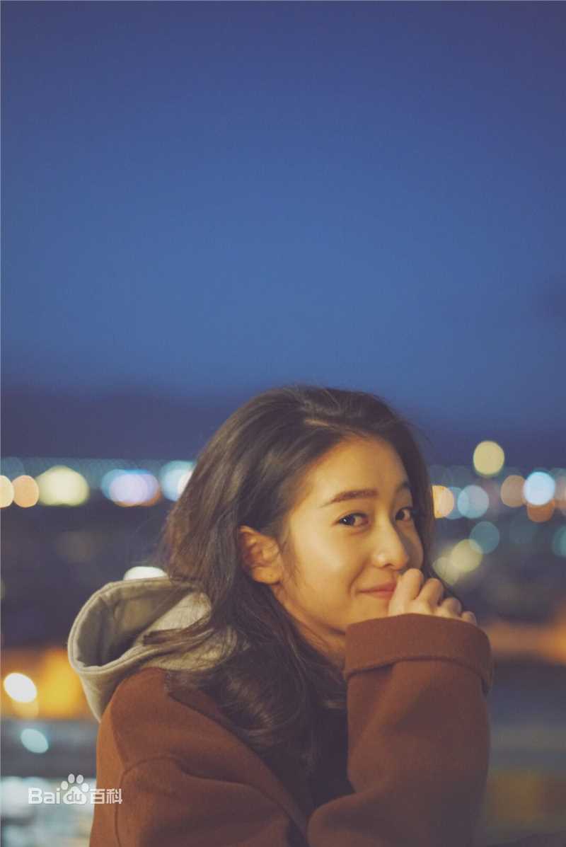 张雪迎(Sophie)夜拍性感图片壁纸