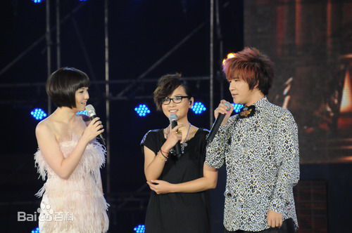 蒋小涵节目现场主持生活照