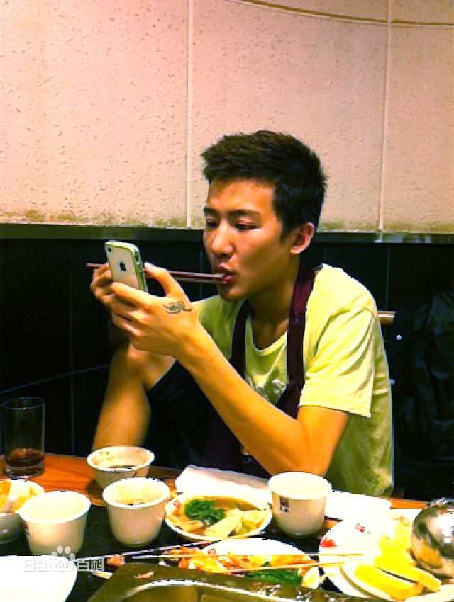 卢卓生活照壁纸壁纸