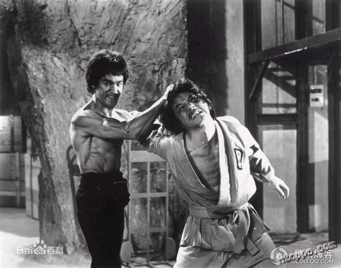 李小龙(Bruce Lee(英语)、ブルース.リー(日语)、 (朝鲜语))与成龙前后照片