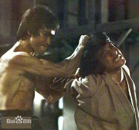 李小龙(Bruce Lee(英语)、ブルース.リー(日语)、 (朝鲜语))与成龙前后照片