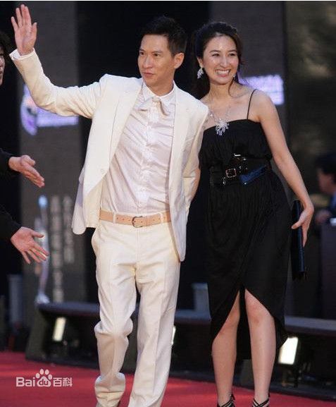 关咏荷(Esther)夫妇出席2009年28届金像奖性感图片图集