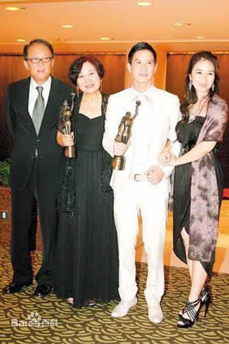 关咏荷(Esther)夫妇出席2009年28届金像奖性感图片图集