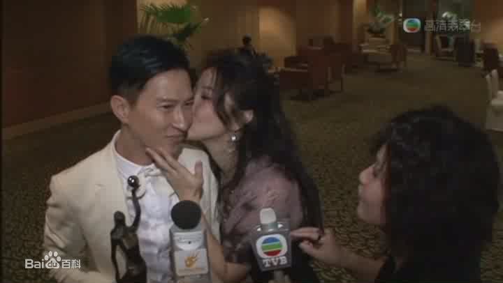 关咏荷(Esther)夫妇出席2009年28届金像奖性感图片图集