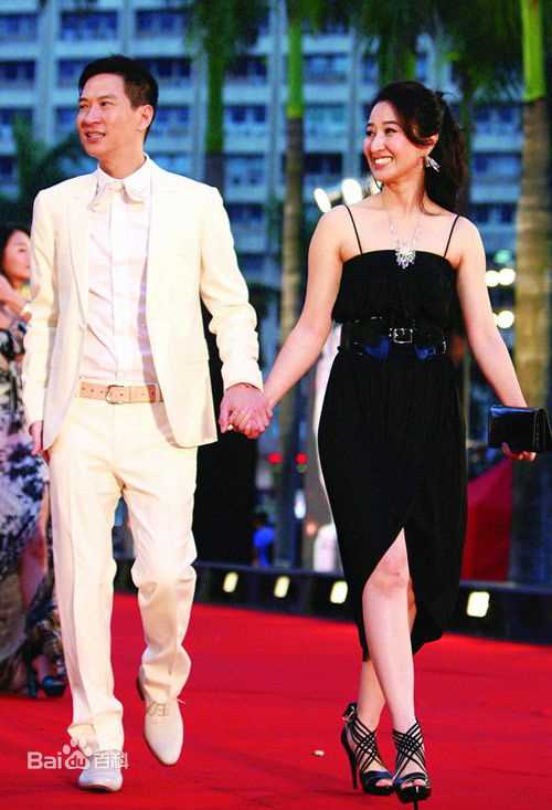 关咏荷(Esther)夫妇出席2009年28届金像奖性感图片图集