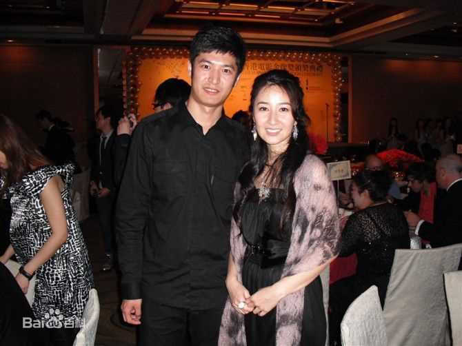 关咏荷(Esther)夫妇出席2009年28届金像奖性感图片图集