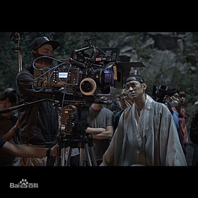 姜栋元(Kang Dong Won、カン ドンウォン)在《群盗:民乱的时代》(2014)中的