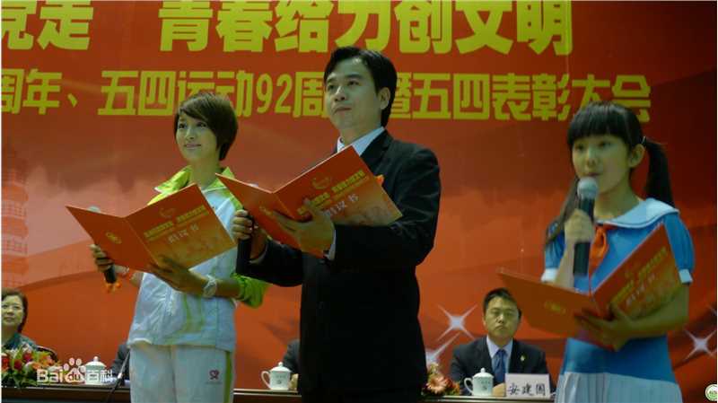 赵荣公益慈善生活照