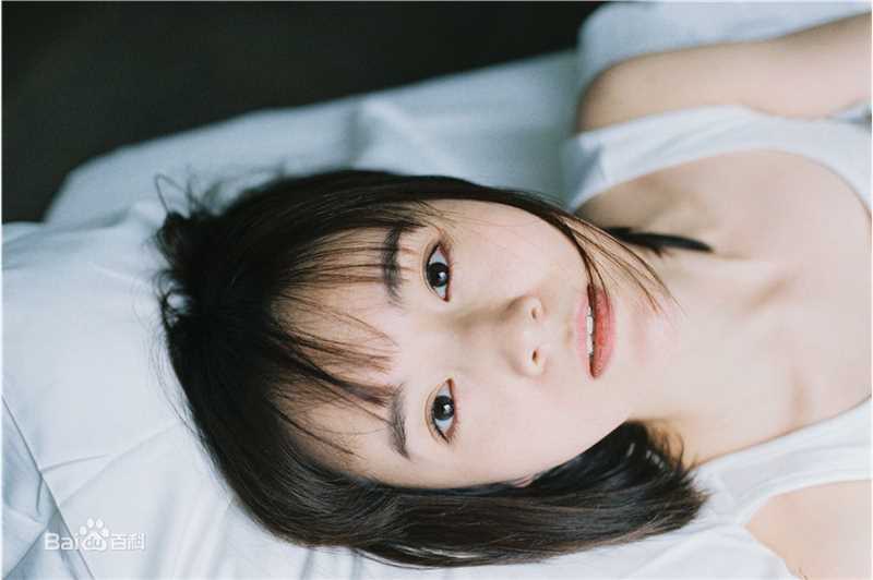 李依伊最全素颜背心壁纸