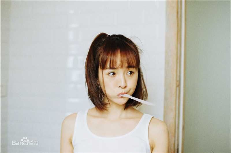 李依伊最全素颜背心壁纸