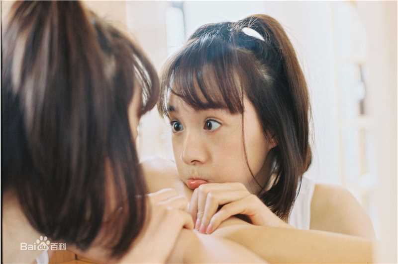 李依伊最全素颜背心壁纸