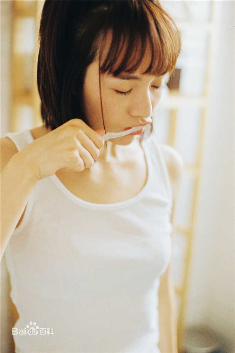 李依伊最全素颜背心壁纸