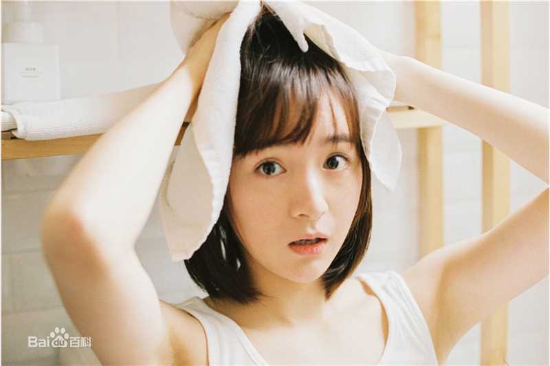 李依伊最全素颜背心壁纸