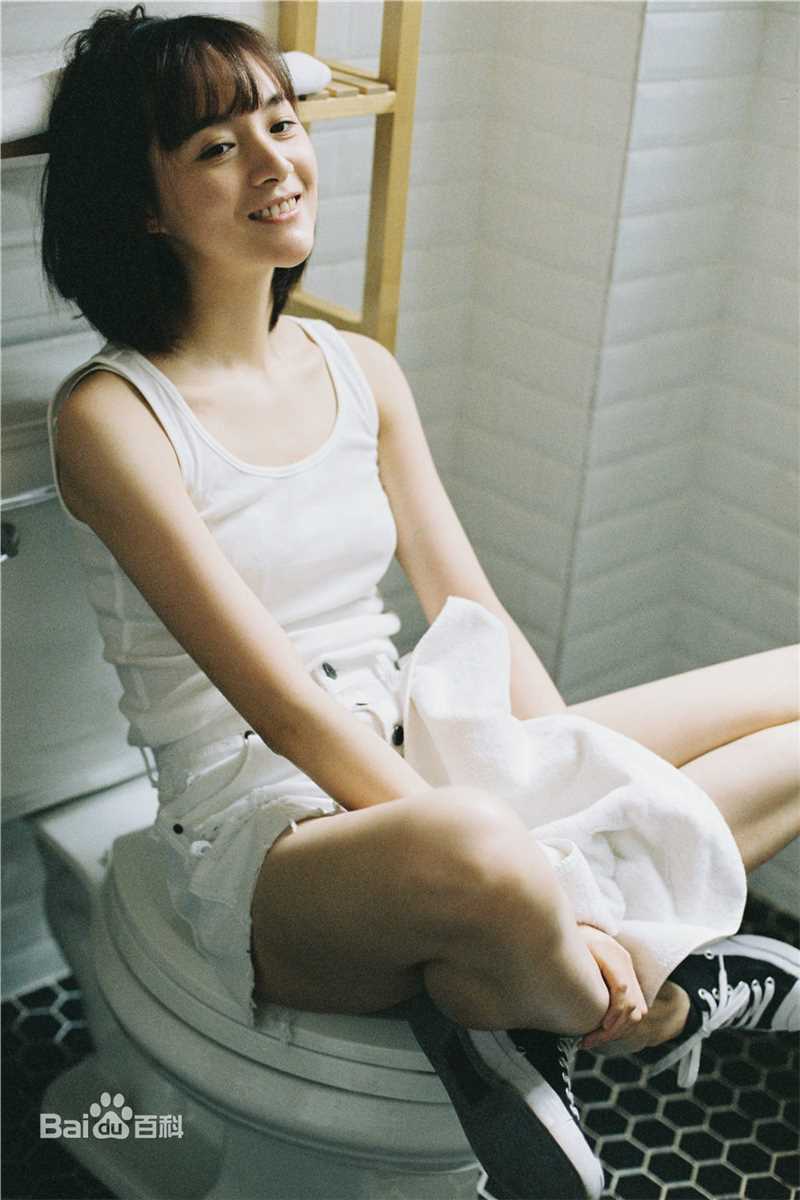 李依伊最全素颜背心壁纸