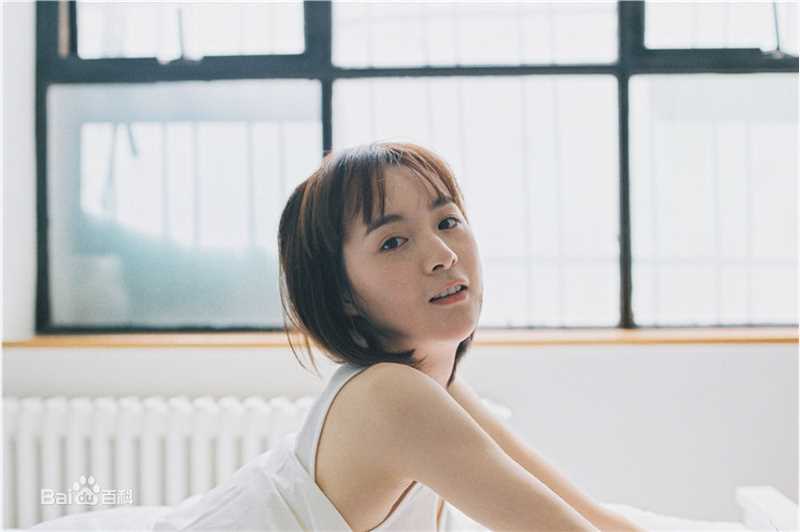 李依伊最全素颜背心壁纸