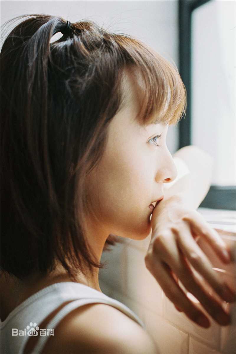 李依伊最全素颜背心壁纸