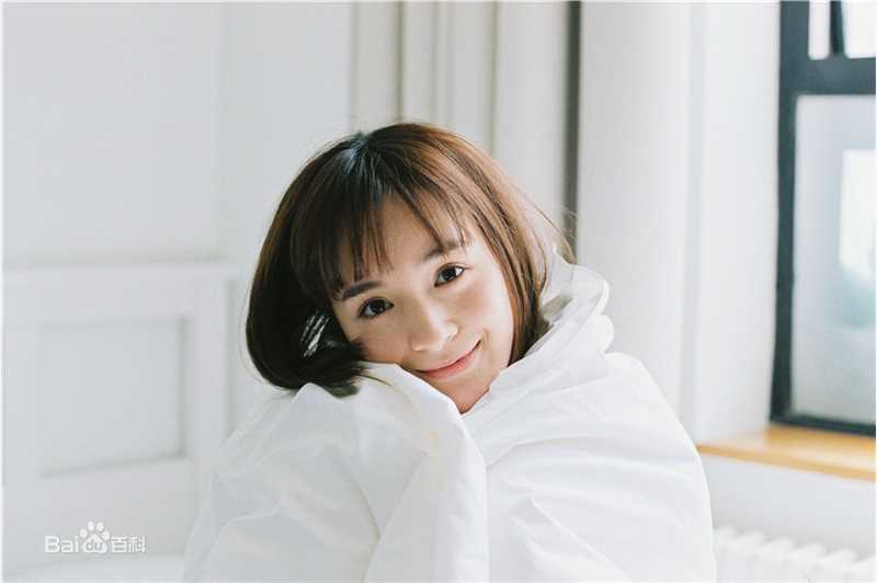 李依伊最全素颜背心壁纸