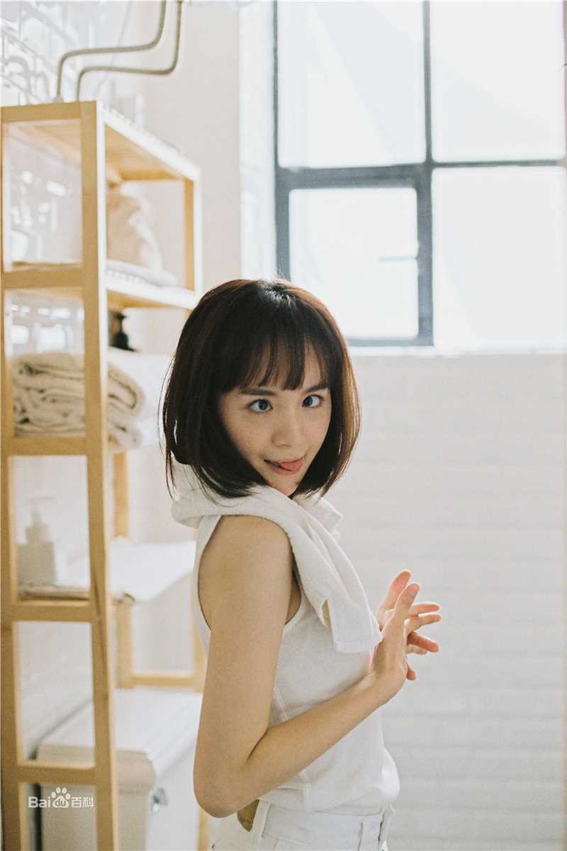 李依伊最全素颜背心壁纸