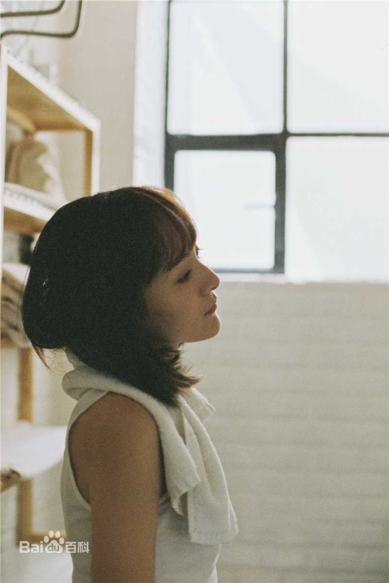 李依伊最全素颜背心壁纸