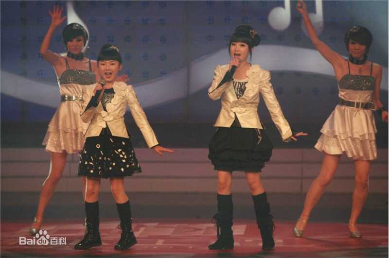 莫诗旎歌唱表演图册