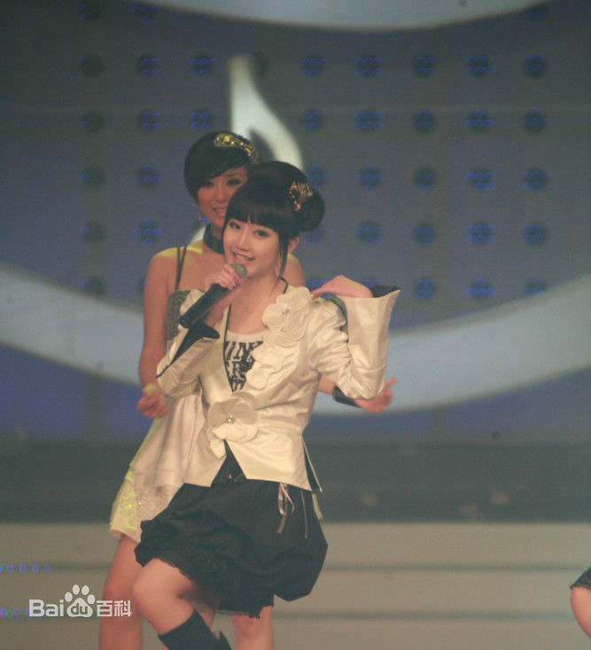 莫诗旎歌唱表演图册