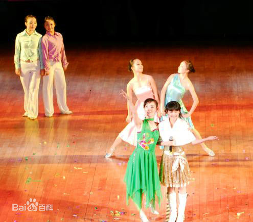 莫诗旎歌唱表演图册