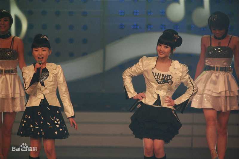 莫诗旎歌唱表演图册