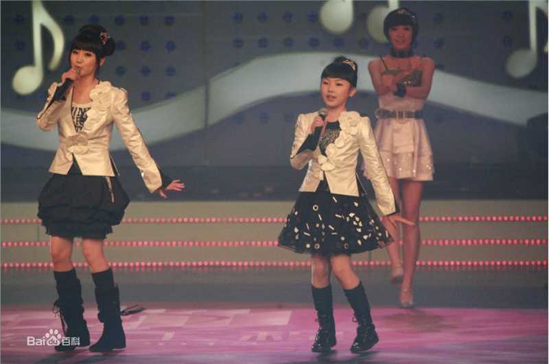 莫诗旎歌唱表演图册